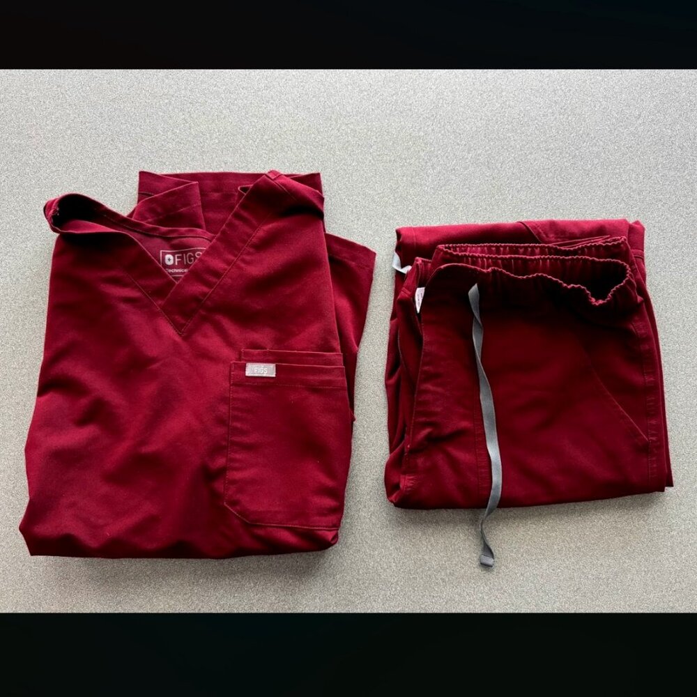 Men's M Figs Scrub Set - Leon Three-Pocket Scrub Top & Cairo Cargo Scrub Pants